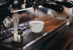 Het verschil tussen een Lungo en een Espresso koffie lekkerste doorlooptijd cafeïne maken brouwen bonen 